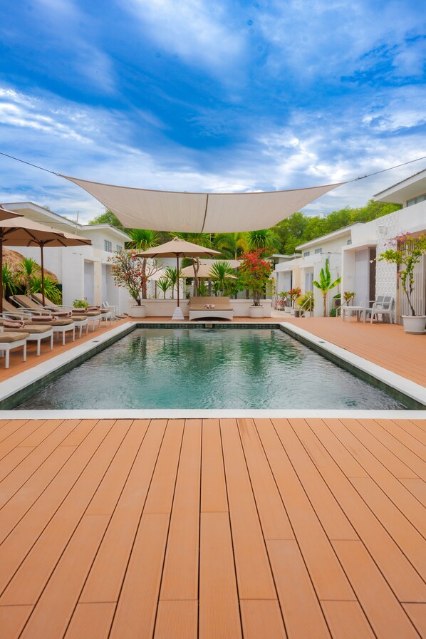 2 outdoor pools, open 8:00 AM to 6:00 PM, pool umbrellas, pool loungers - MAHAMAYA Gili Meno (Gili Meno)