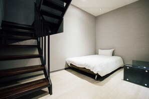 Quarto quádruplo | Individualmente decorados, individualmente mobiliados, escrivaninha