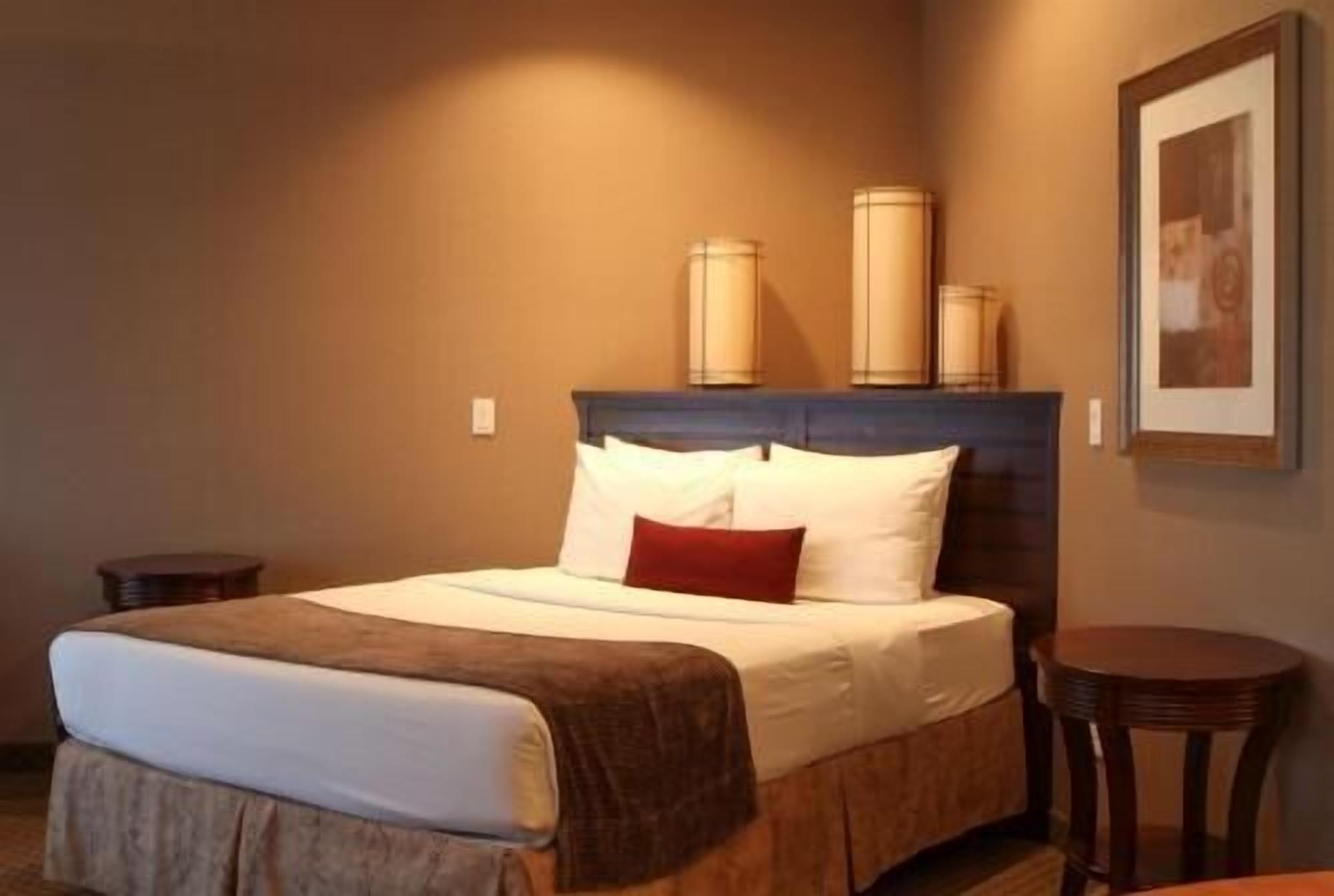 Premium bedding, in-room safe, desk, laptop workspace