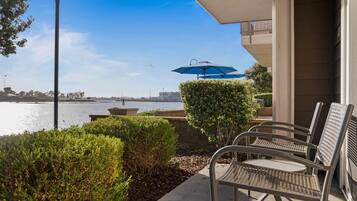 Habitación estándar, 1 cama King size y sofá cama, refrigerador y microondas (with Sofabed) | Servicios de la habitación