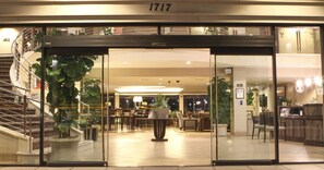 Property entrance - Best Western Plus Bayside Hotel (Oakland)