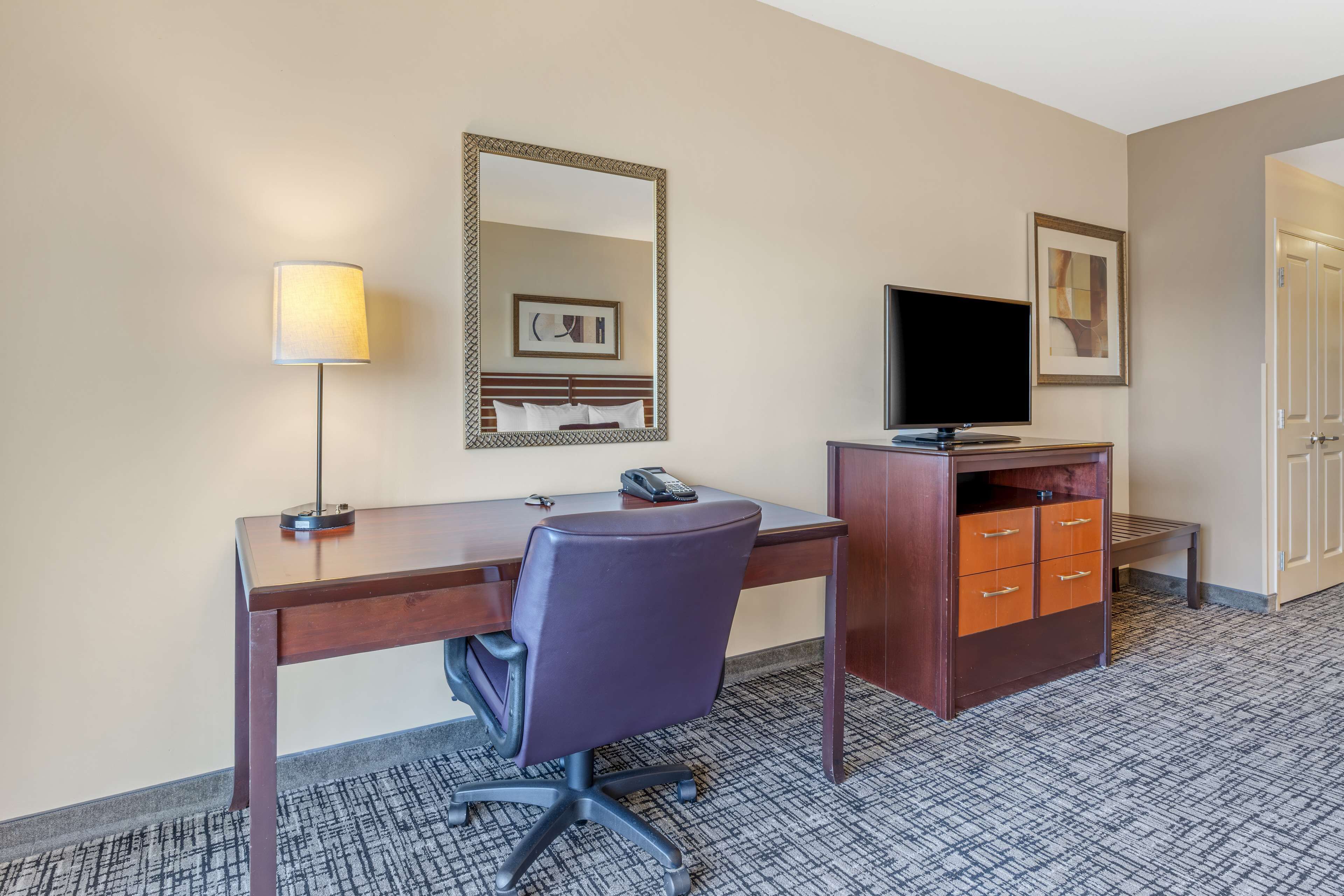 premium bedding, in-room safe, desk, laptop workspace