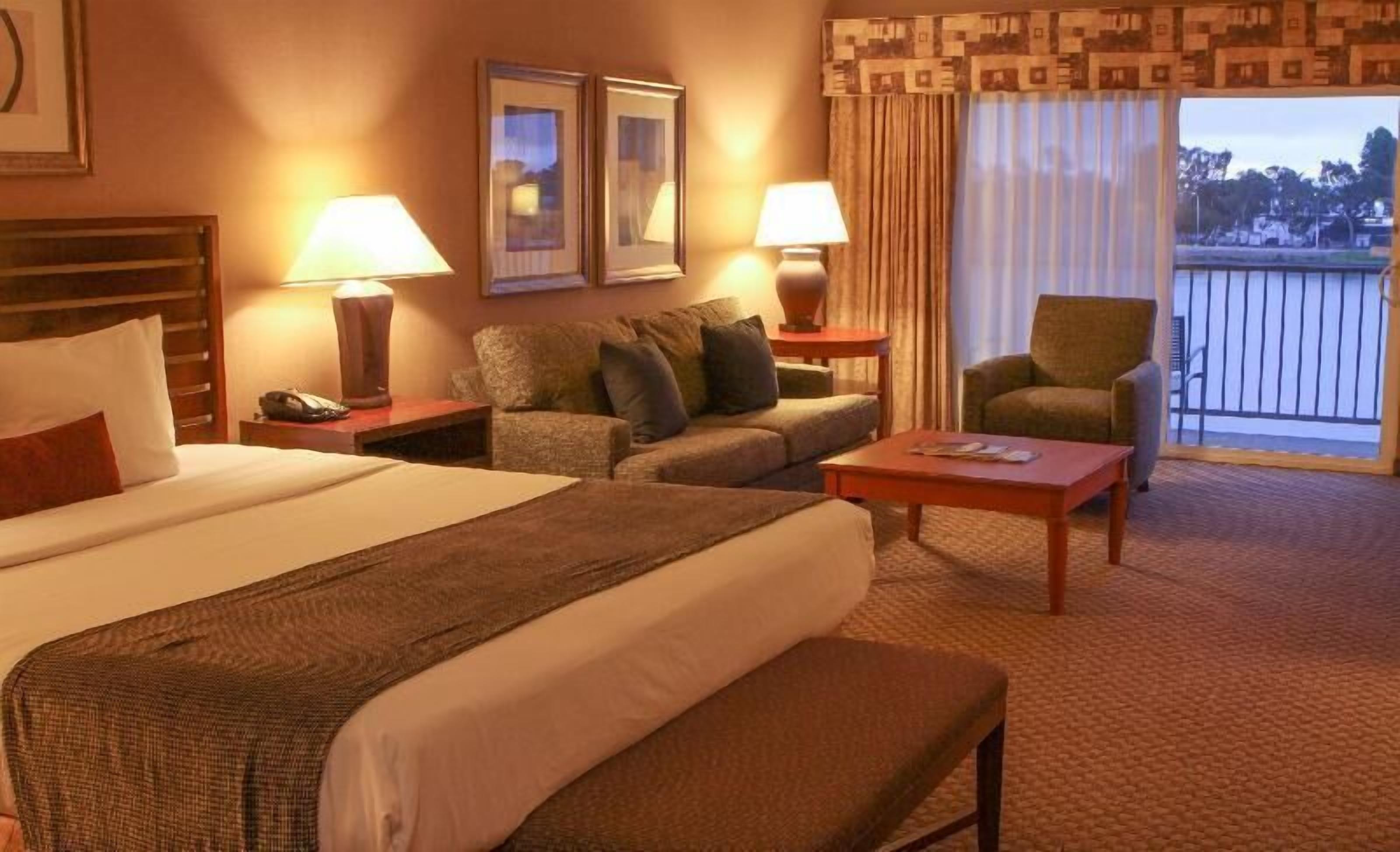 Premium bedding, in-room safe, desk, laptop workspace