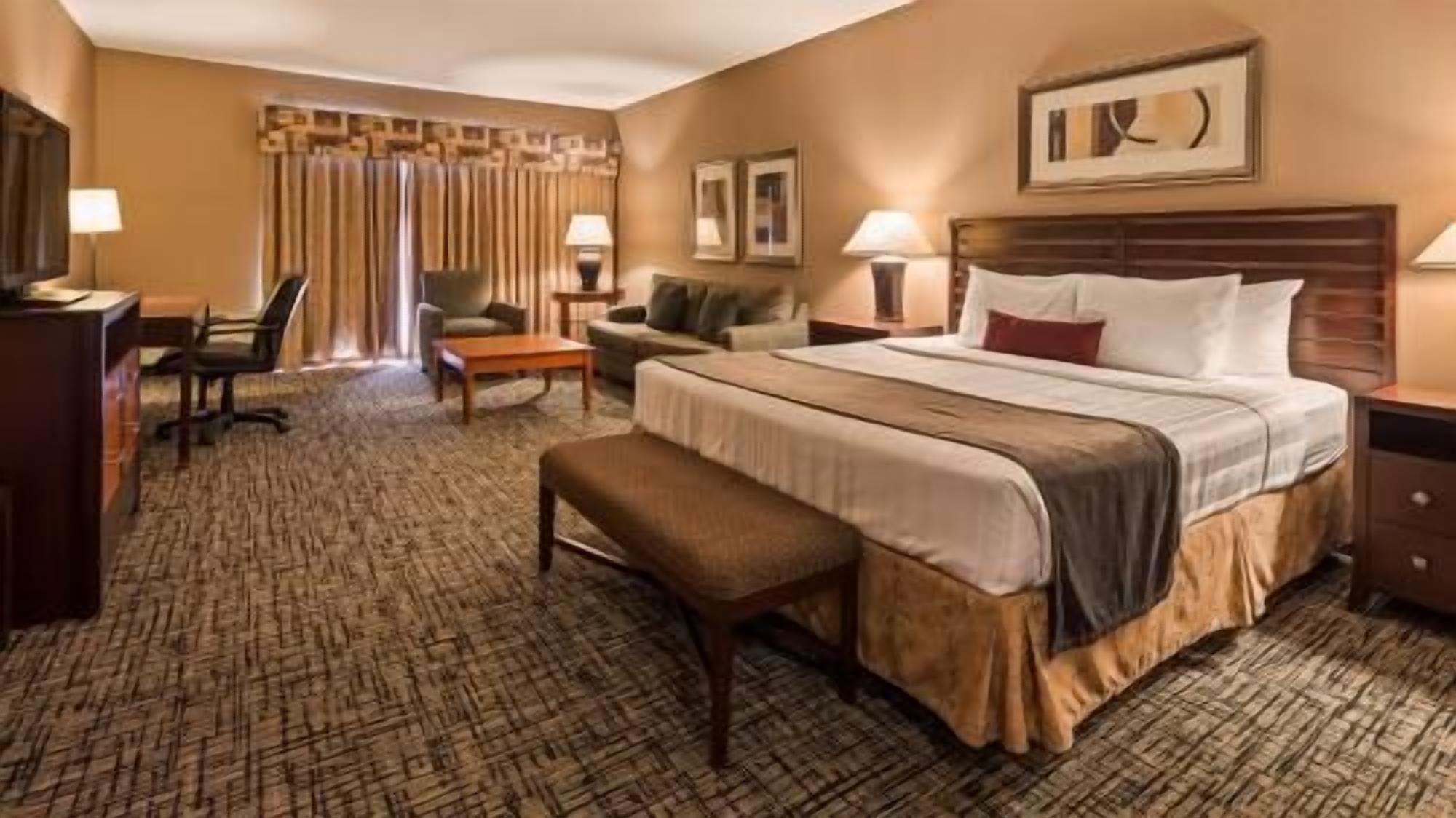 Premium bedding, in-room safe, desk, laptop workspace