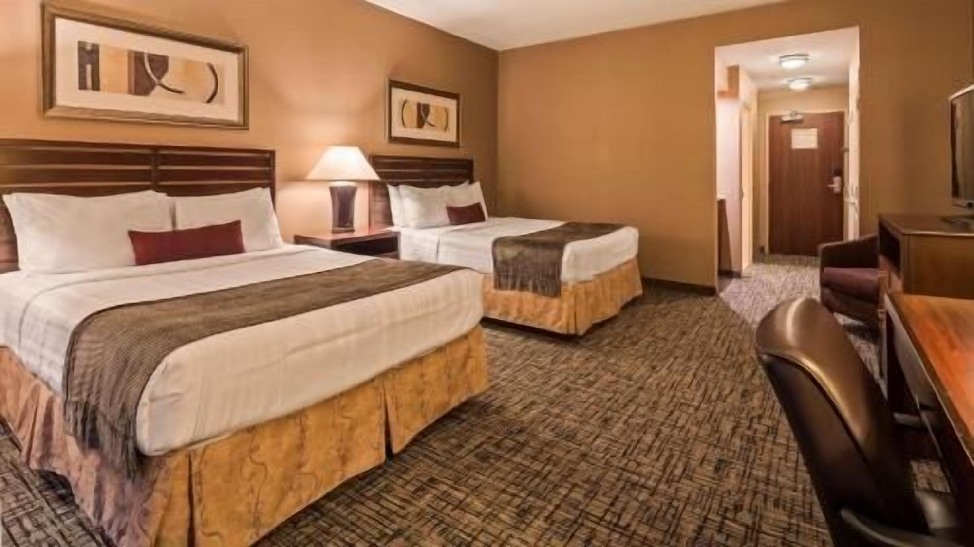 Premium bedding, in-room safe, desk, laptop workspace