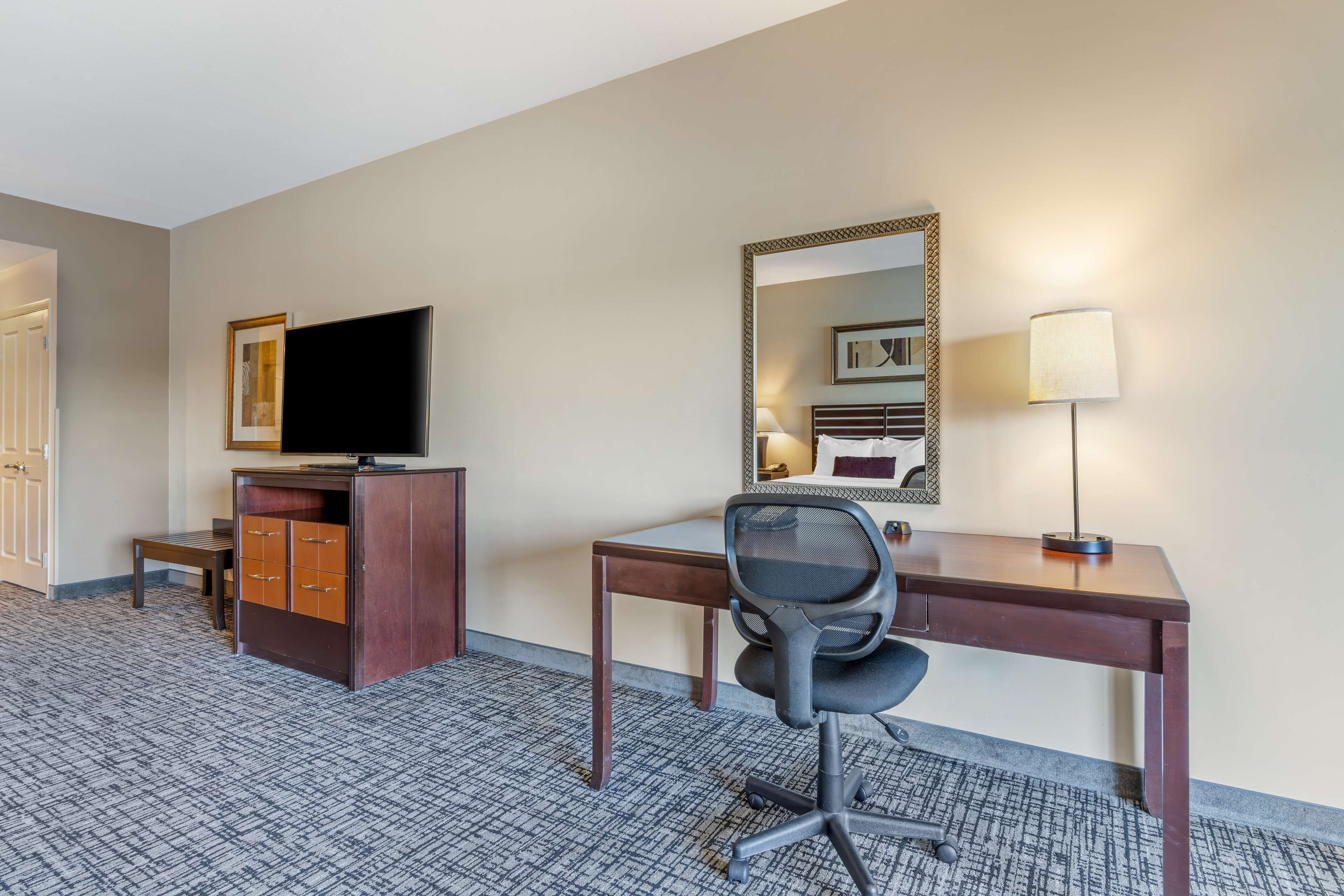 premium bedding, in-room safe, desk, laptop workspace