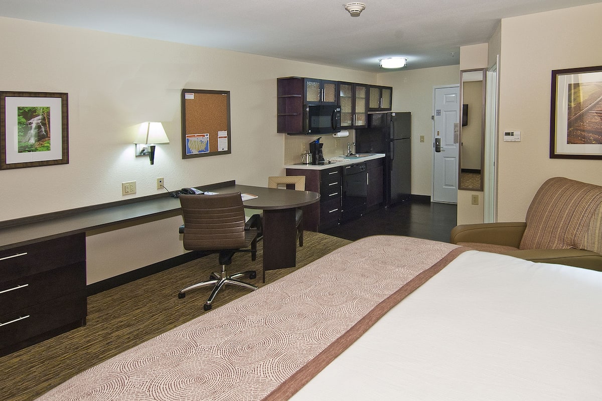 In-room safe, desk, iron/ironing board, rollaway beds (surcharge)