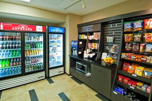 Un espace de vente proposant divers en-cas et une machine à boissons réfrigérées.