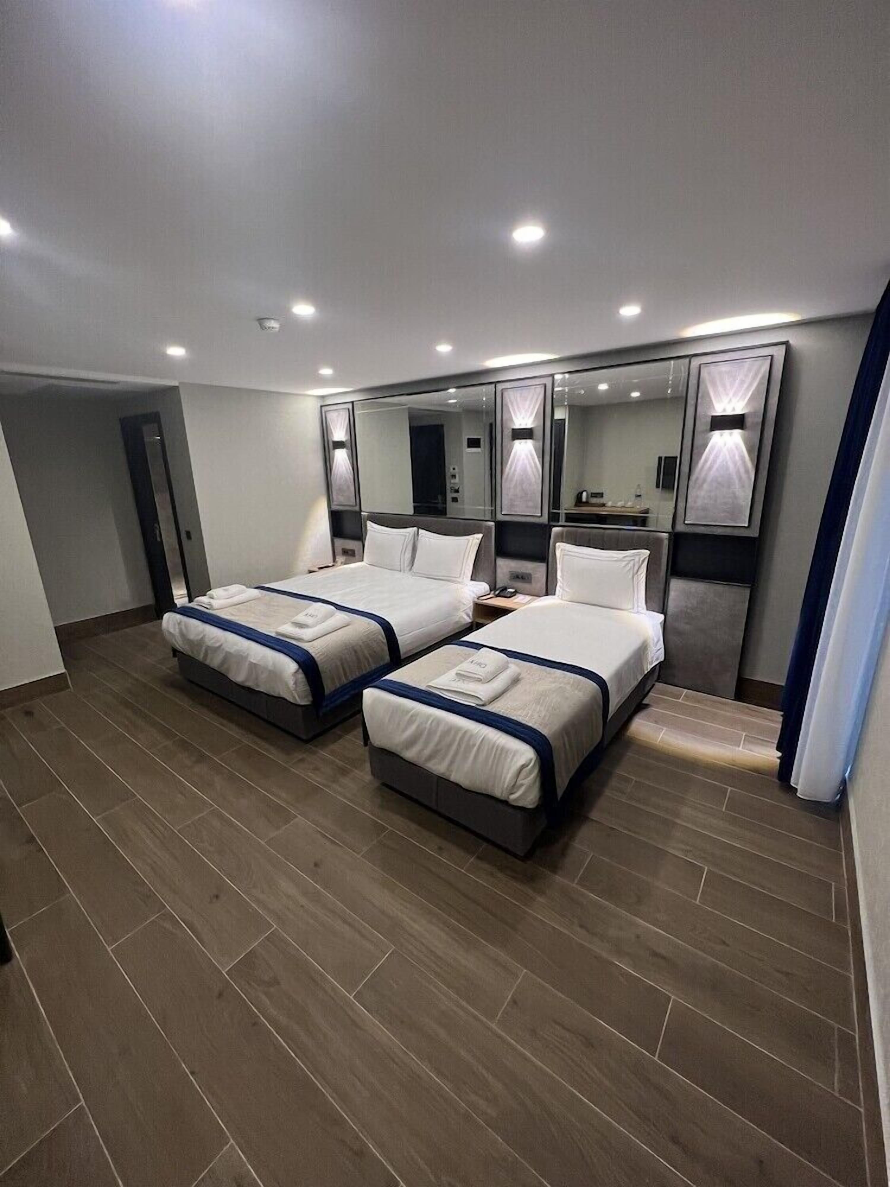 Ropa de cama de alta calidad y caja de seguridad en la habitación 