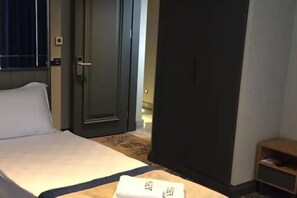 Premium bedding, in-room safe, desk, blackout curtains - Pera Orient Suites (Istanbul)