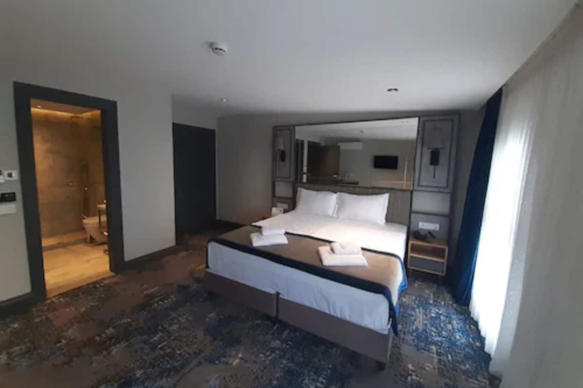 Deluxe Quadruple Room | Ropa de cama de alta calidad y caja de seguridad en la habitación