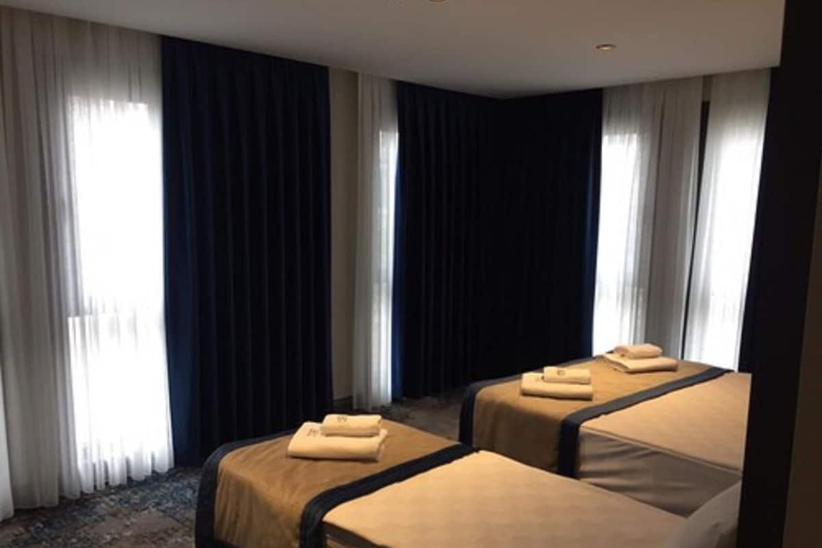 Deluxe Family Room | Ropa de cama de alta calidad y caja de seguridad en la habitación