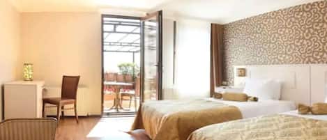 Sengetøy av topp kvalitet, safe på rommet og skrivebord