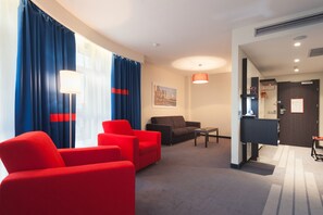 In-room safe, desk, laptop workspace, soundproofing - Park Inn By Radisson Astana (Astana)