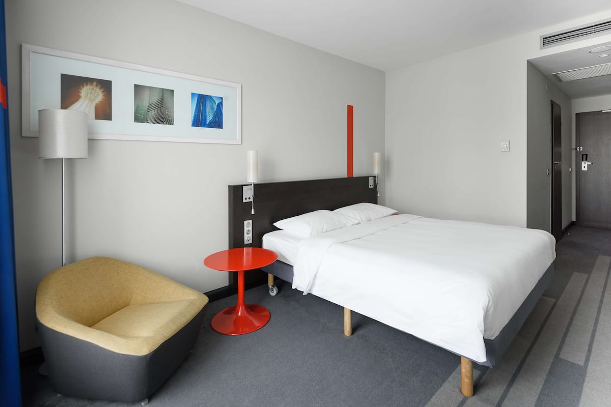In-room safe, desk, laptop workspace, soundproofing