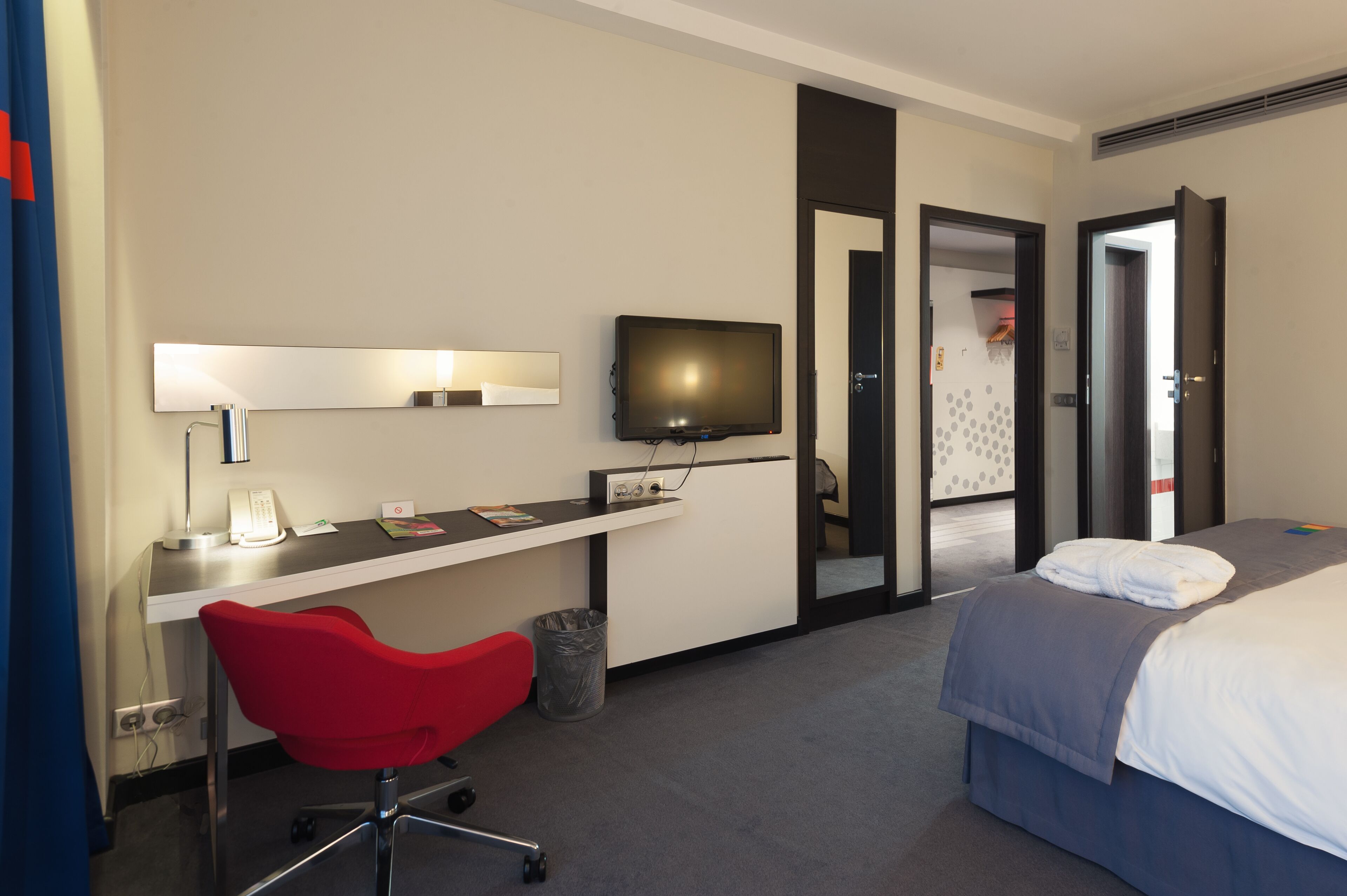 in-room safe, desk, laptop workspace, soundproofing