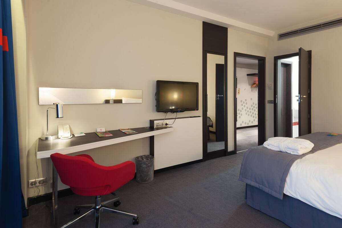 in-room safe, desk, laptop workspace, soundproofing