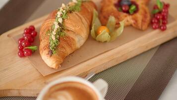 Frokostbuffé hver dag (mot et tillegg)