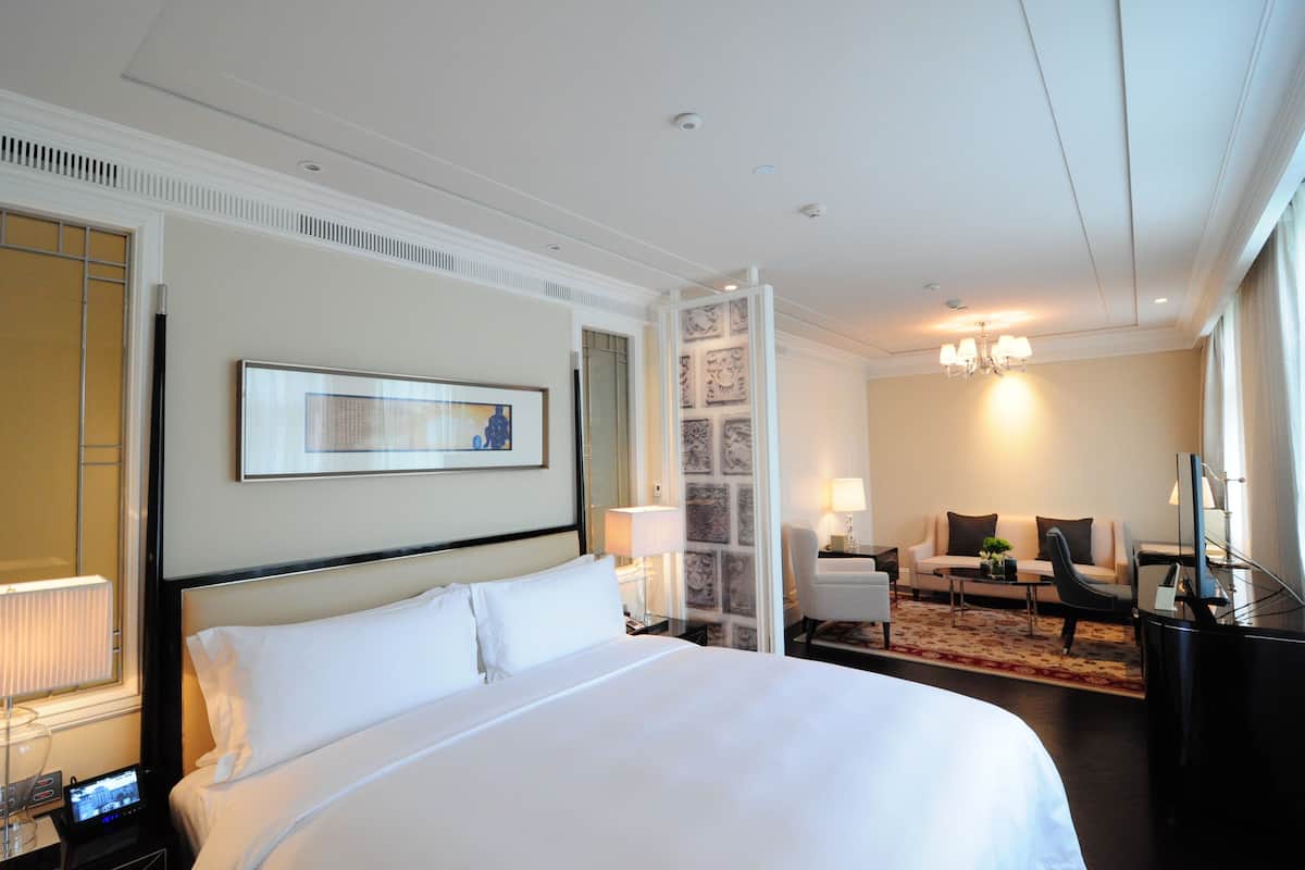 grand room, 1 king bed, garden view (premium) | premium bedding, down duvets, free minibar items, in-room safe