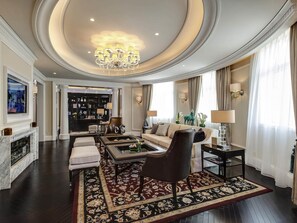 Sengetøy av topp kvalitet, dundyner og minibarvarer (inkludert)