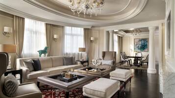 Suite, 1 Tempat Tidur King, pemandangan kebun (Opera) | Seprai premium, selimut bulu angsa, isi minibar gratis, dan brankas