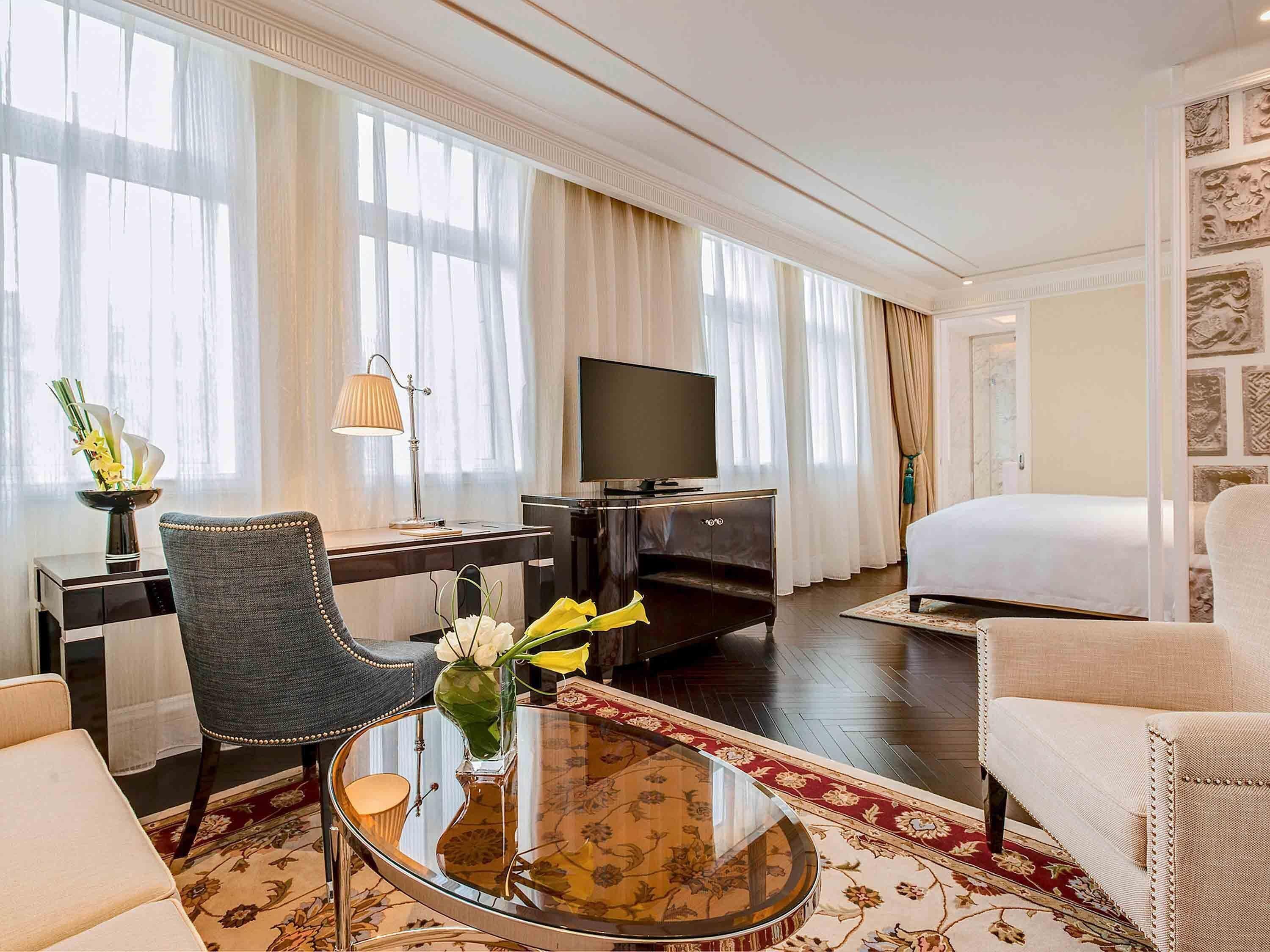 Grand Room, 1 King Bed, Garden View (Premium) | Premium bedding, down comforters, free minibar items, in-room safe