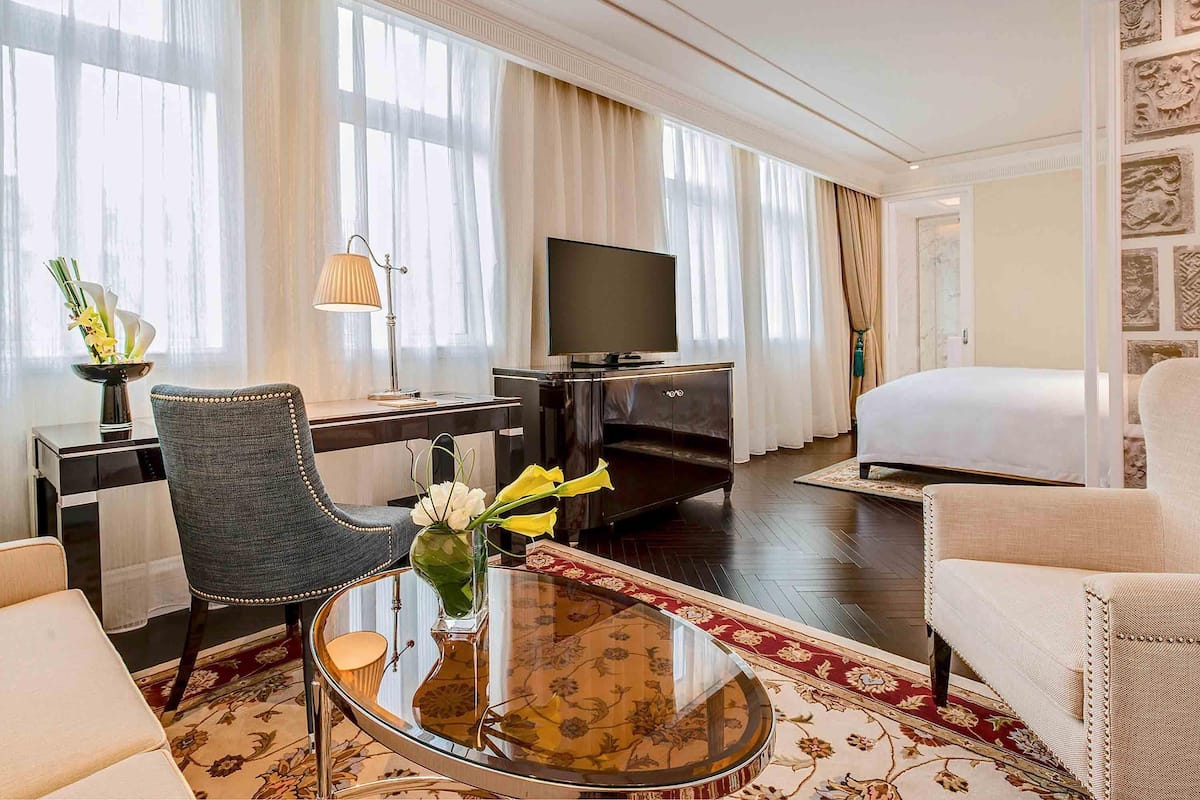 Grand Room, 1 King Bed, Garden View (Premium) | Premium bedding, down comforters, free minibar items, in-room safe