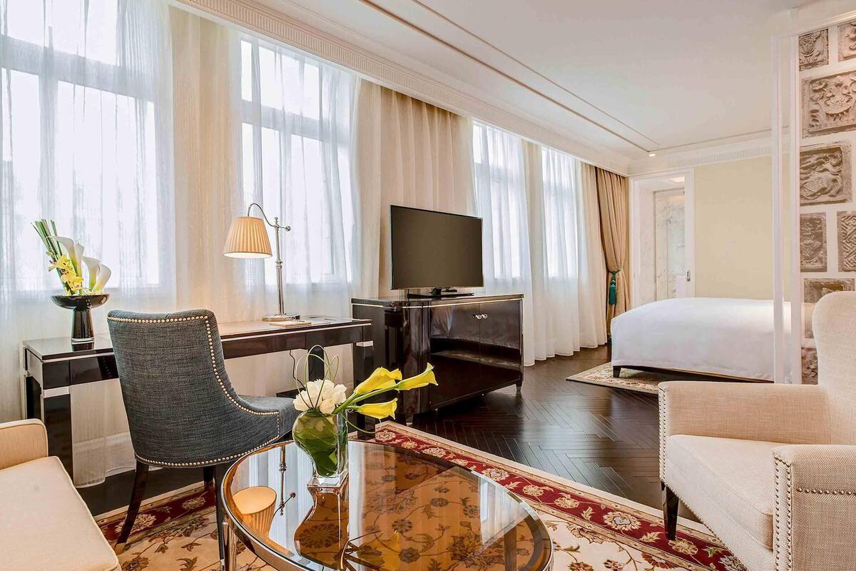 grand room, 1 king bed, garden view (premium) | premium bedding, down duvets, free minibar items, in-room safe