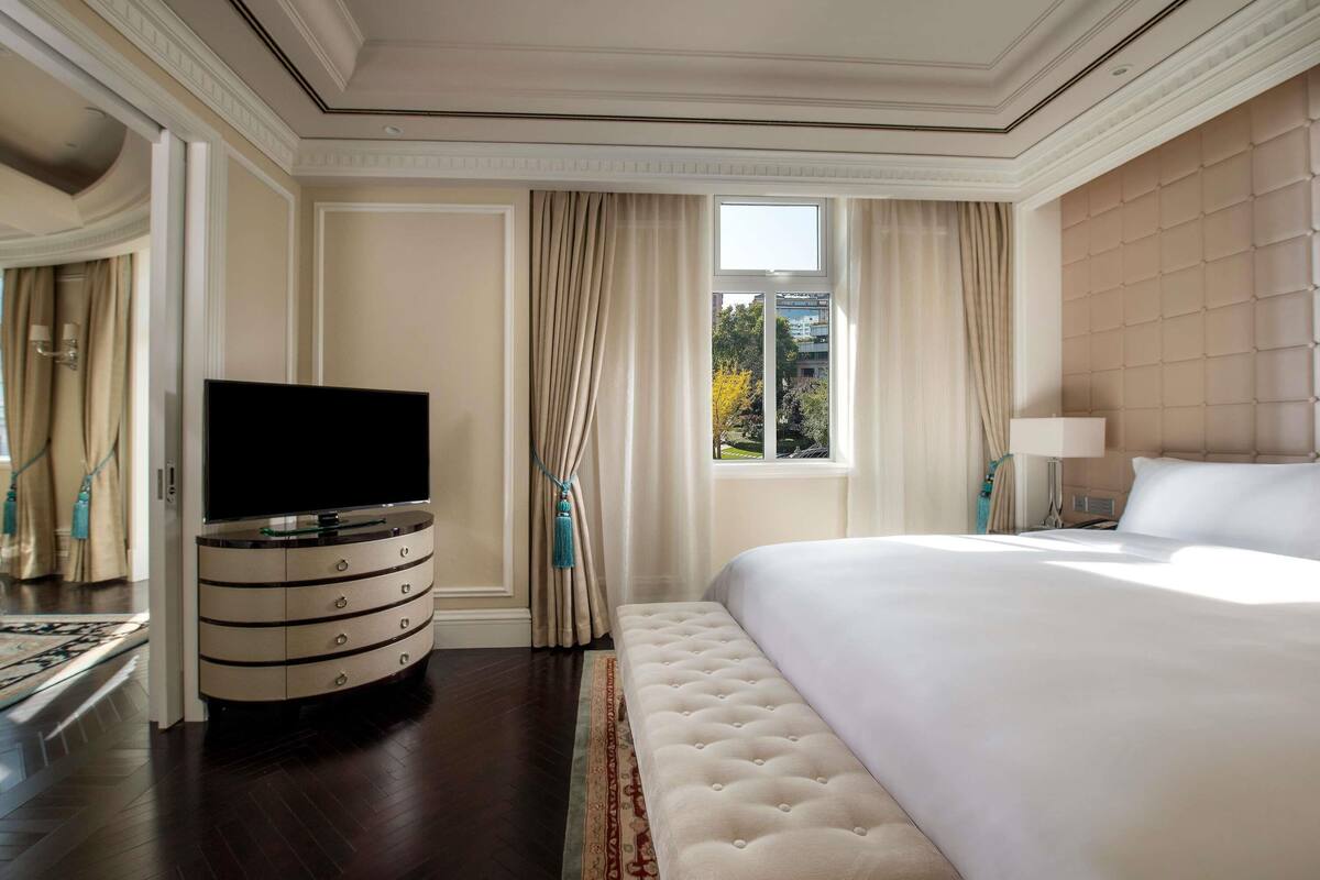 premium bedding, down duvets, free minibar items, in-room safe