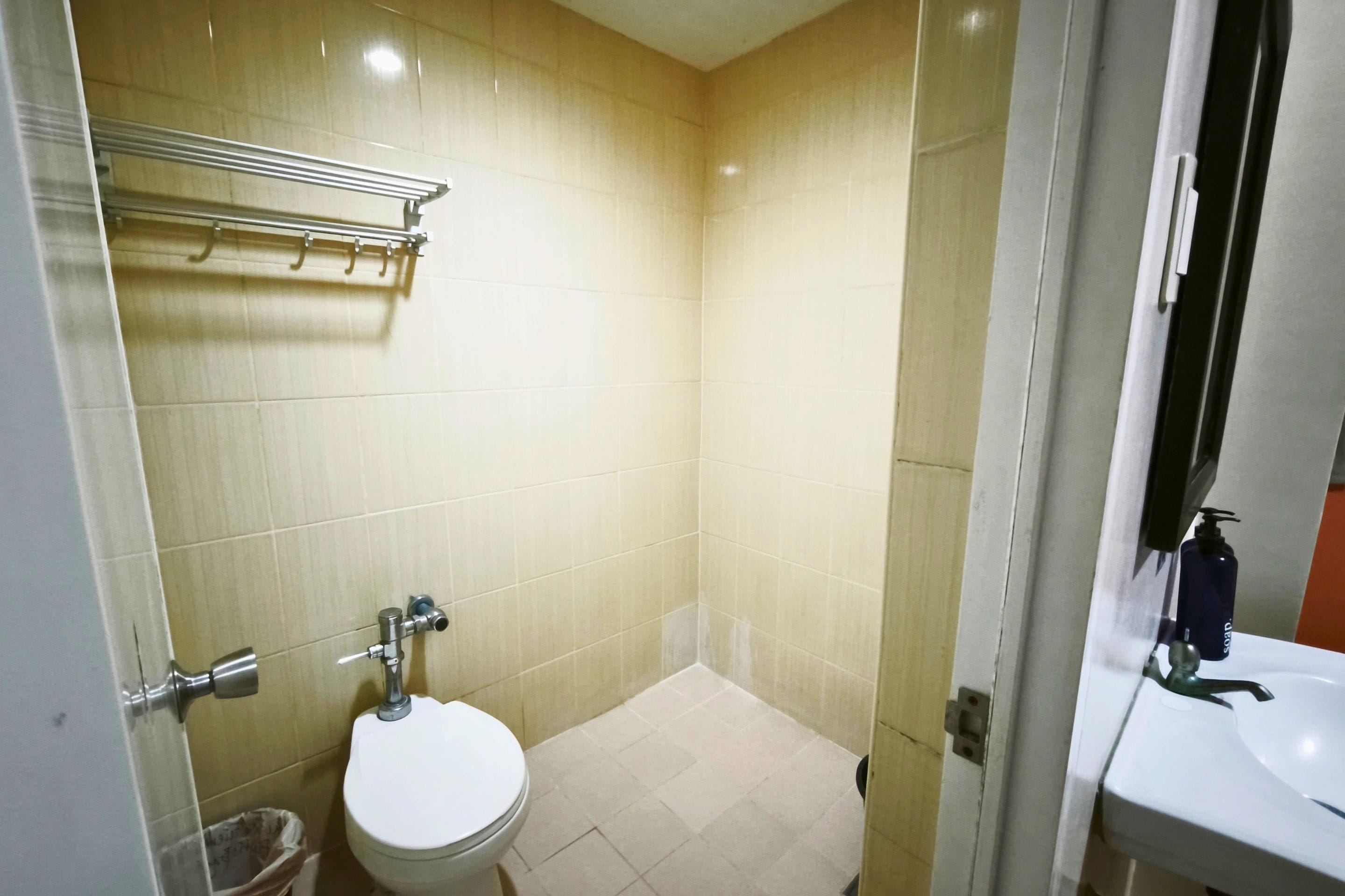 Een badkamer met toilet, wastafel en douche.