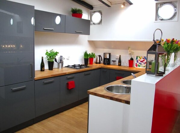 Full-sized fridge, microwave, coffee/tea maker, cookware/dishes/utensils - Boathotel-Rotterdam (Rotterdam)