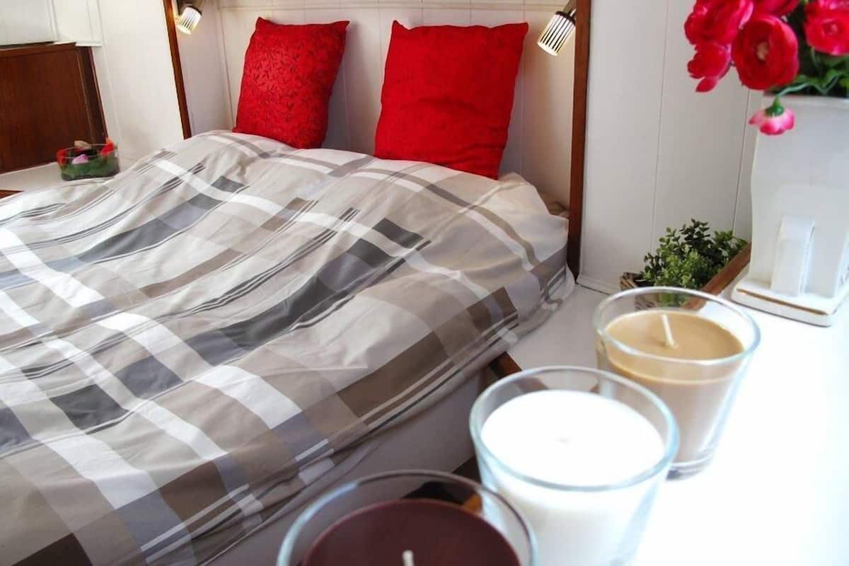Cabaña, 2 habitaciones, vistas al río | 1 dormitorio, ropa de cama de alta calidad, edredones de plumas