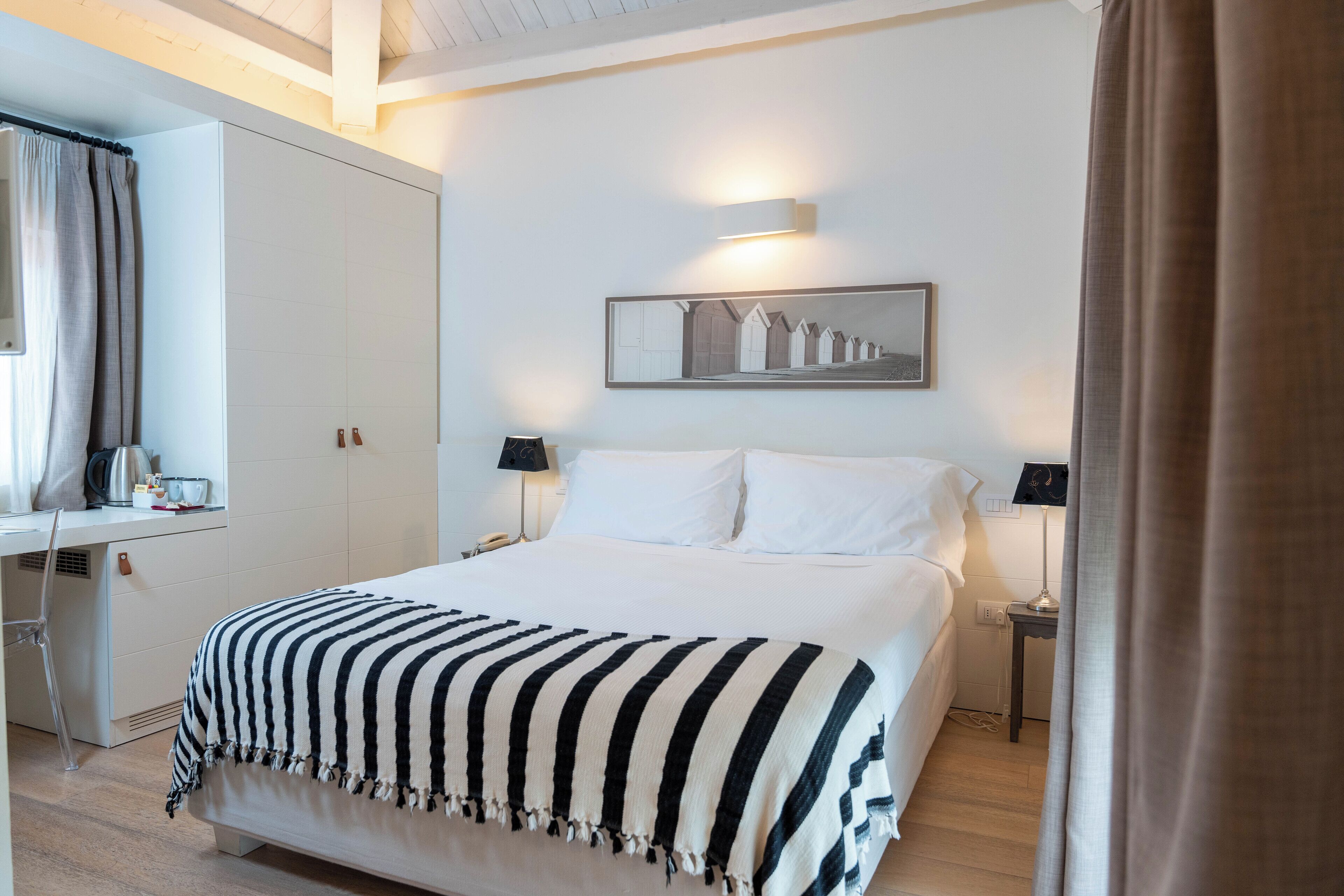 Daunenbettdecken, Minibar, Zimmersafe, Schreibtisch