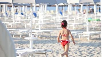 Plage privée à proximité, chaises longues, parasols, serviettes de plage