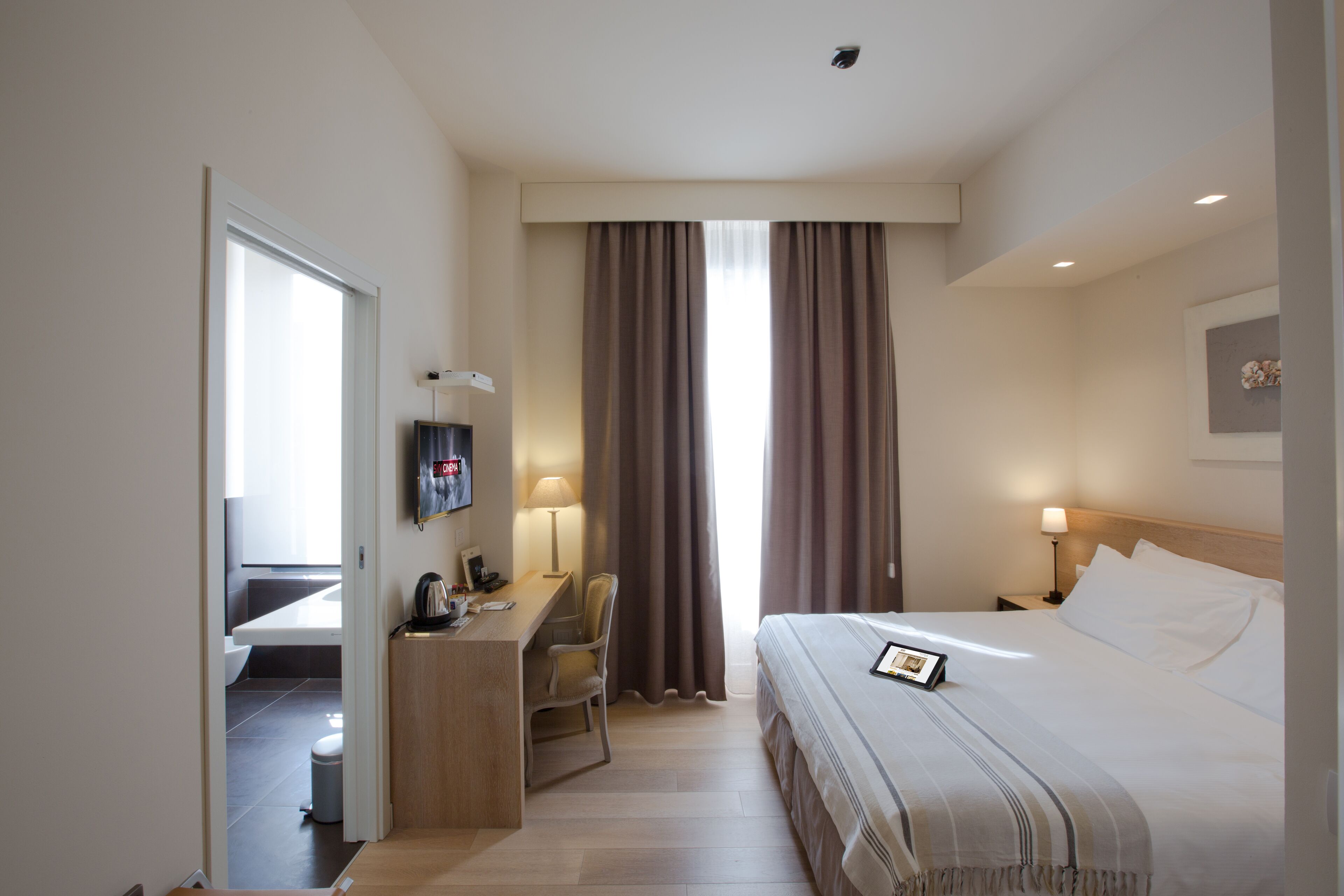 deluxe double room | down duvets, minibar, in-room safe, desk