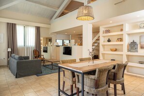 Cottage | Couette en duvet d'oie, minibar, coffres-forts dans les chambres, bureau