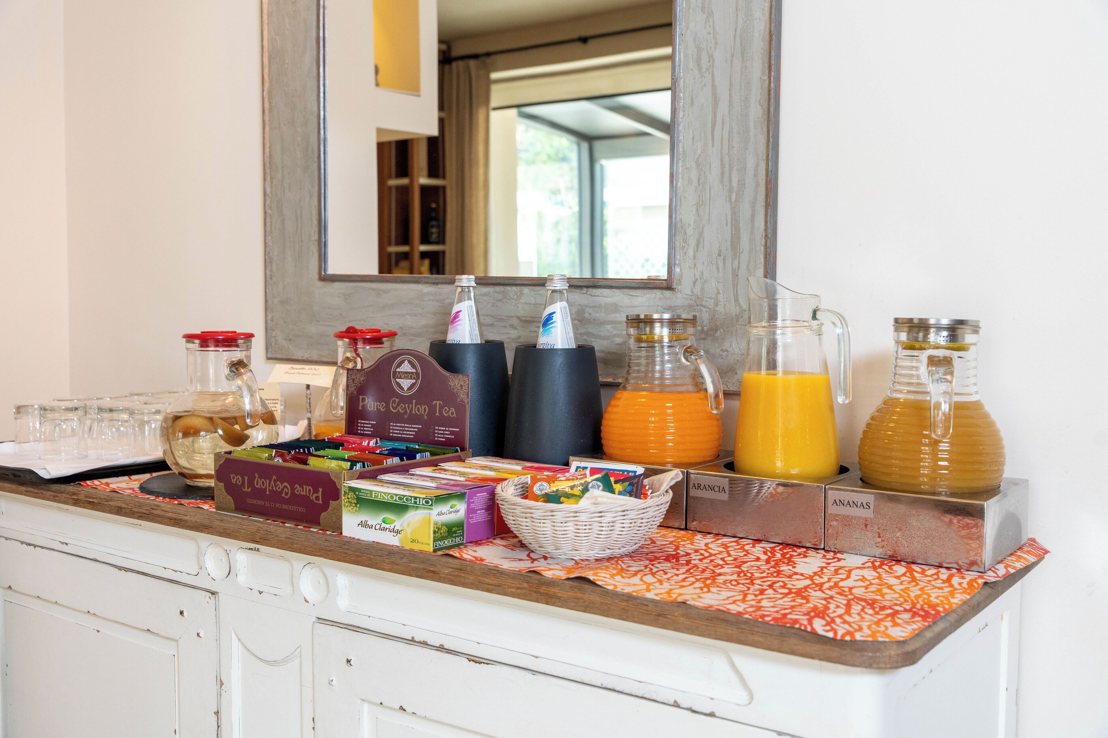 Una barra de desayuno con diversos alimentos y bebidas, incluyendo frascos, botellas y cajas.
