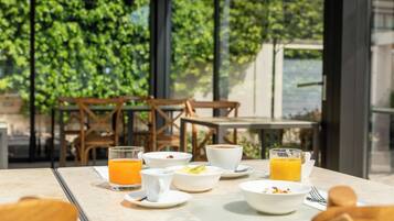 Free daily continental breakfast