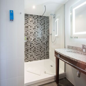 Chambre, 1 grand lit | Douche de la salle de bain