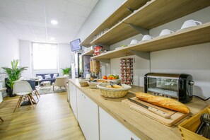 Se ofrece un desayuno bufé todos los días (por un coste adicional)