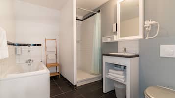 Deluxe studio suite, Meerdere bedden, niet-roken, kitchenette | Badkamer | Een haardroger, handdoeken, zeep, shampoo