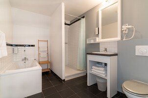 Deluxe Studio Suite, Multiple Beds, Non Smoking, Kitchenette | Bathroom | Hair dryer, towels, soap, shampoo