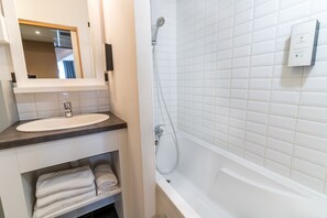 Habitación Deluxe con 1 cama doble o 2 individuales, 1 cama doble o 2 individuales, no fumadores | Baño | Secador de pelo, toallas, jabón y champú