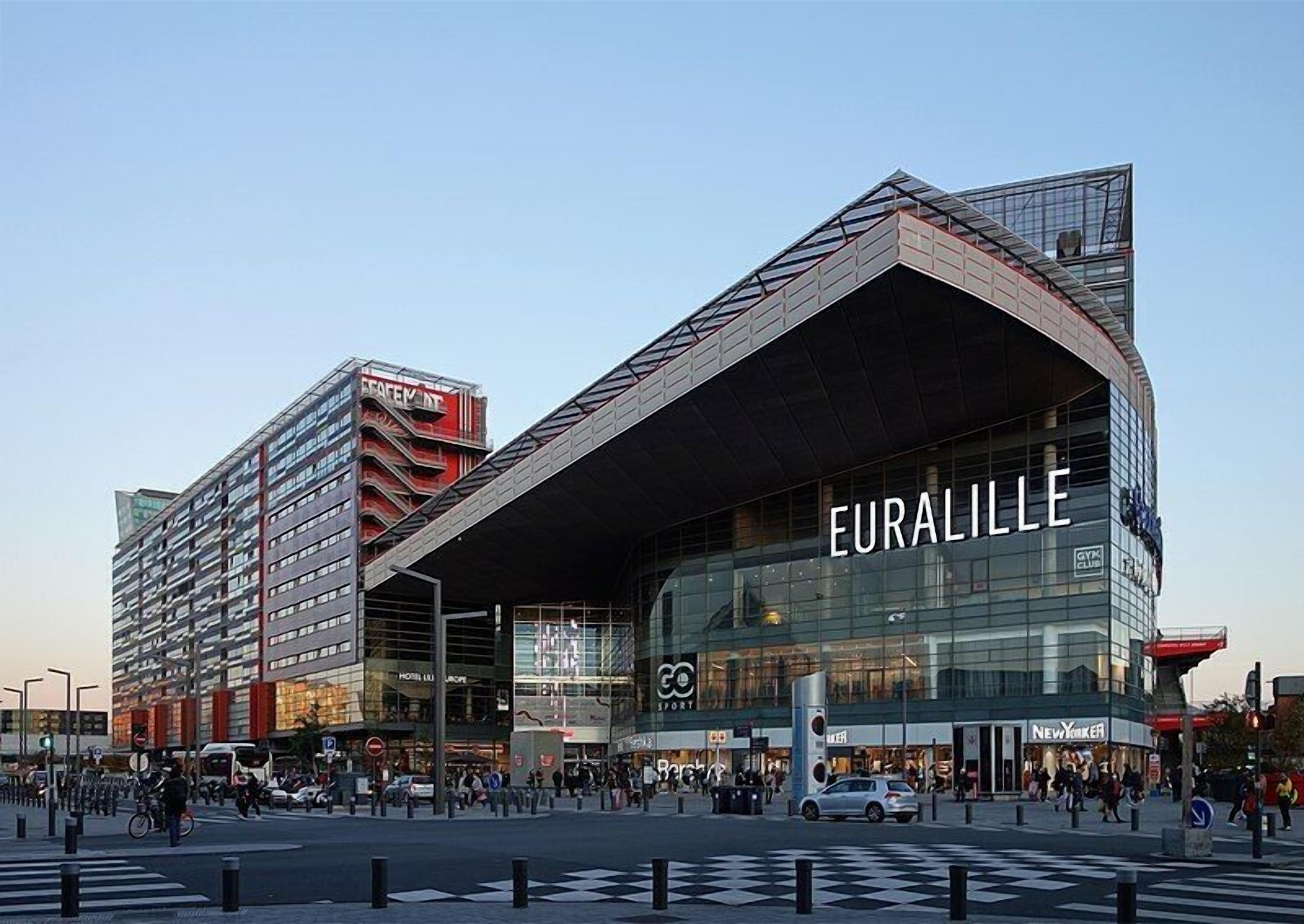 Un bâtiment moderne, reconnaissable à son imposante enseigne « Euralille », doté d’une façade en verre et d’un design angulaire original.