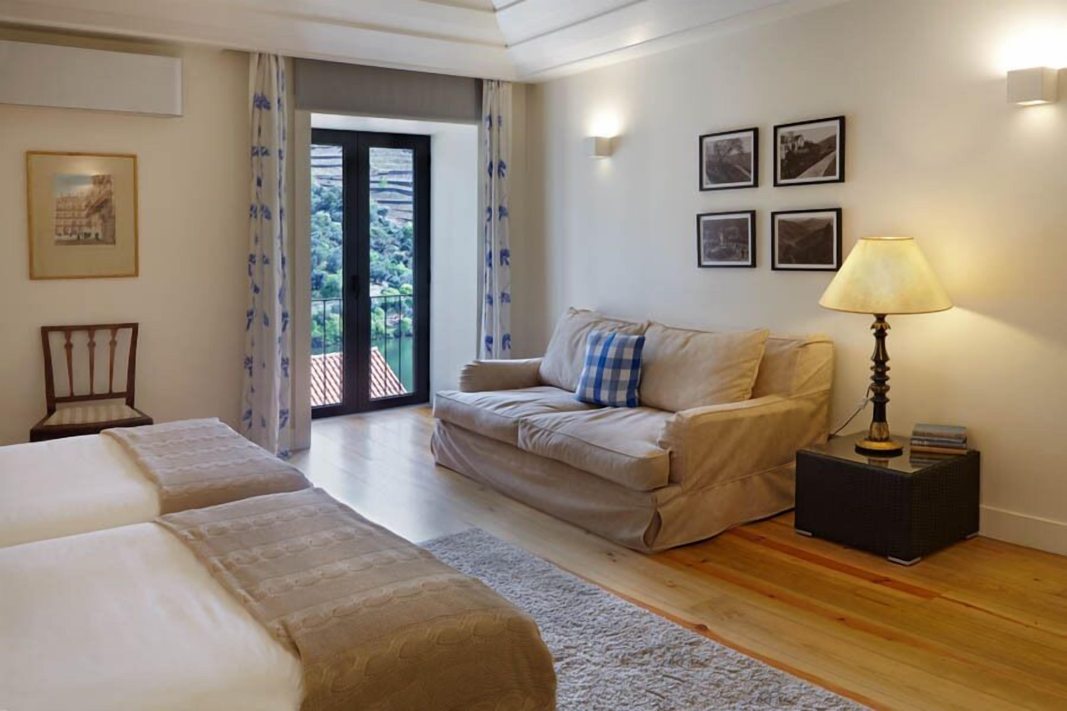 Deluxe Twin Room | Minibar, blackout curtains, free WiFi, bed sheets