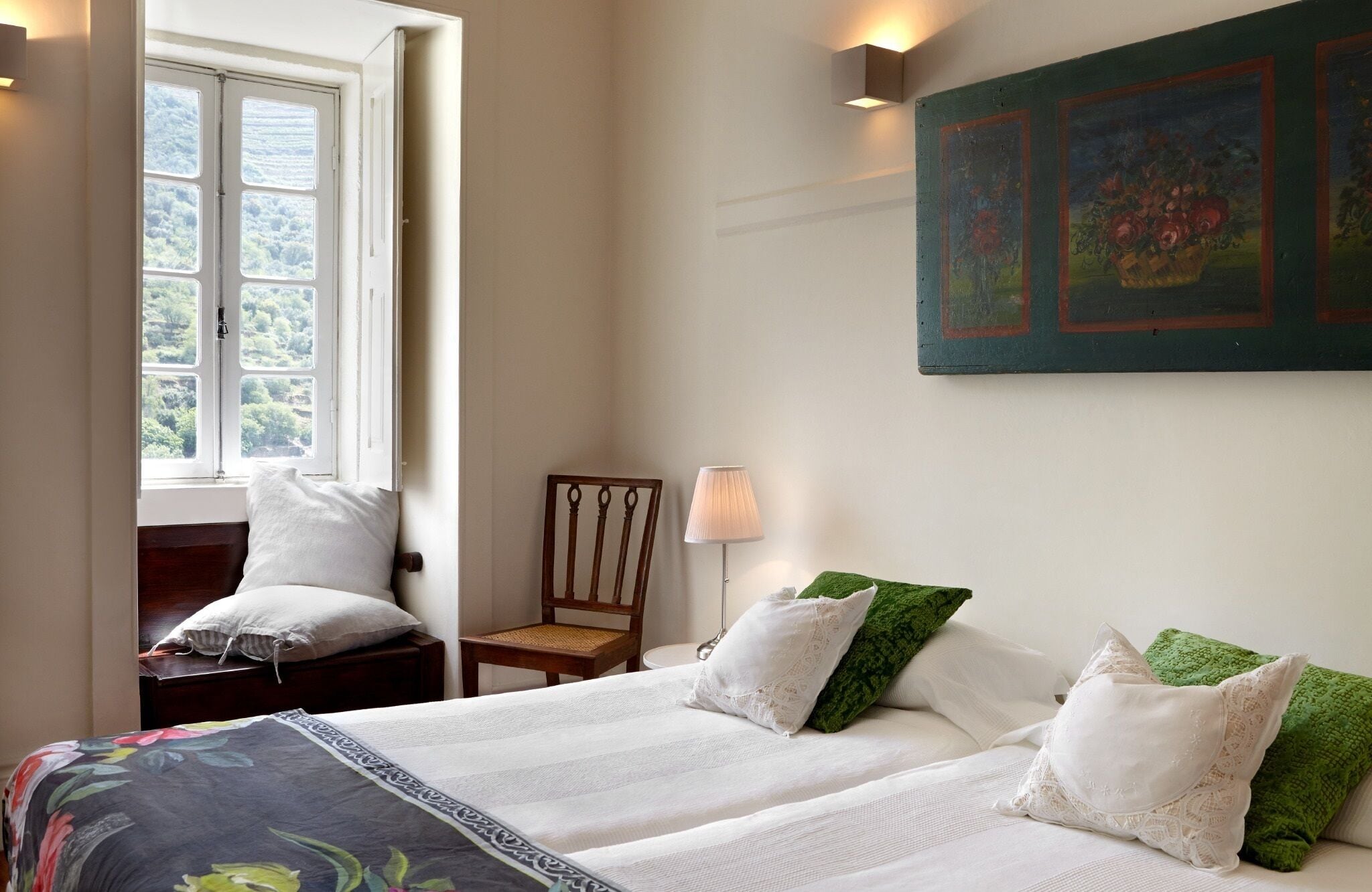 Minibar, tirai kedap cahaya, Wi-Fi gratis, dan seprai linen