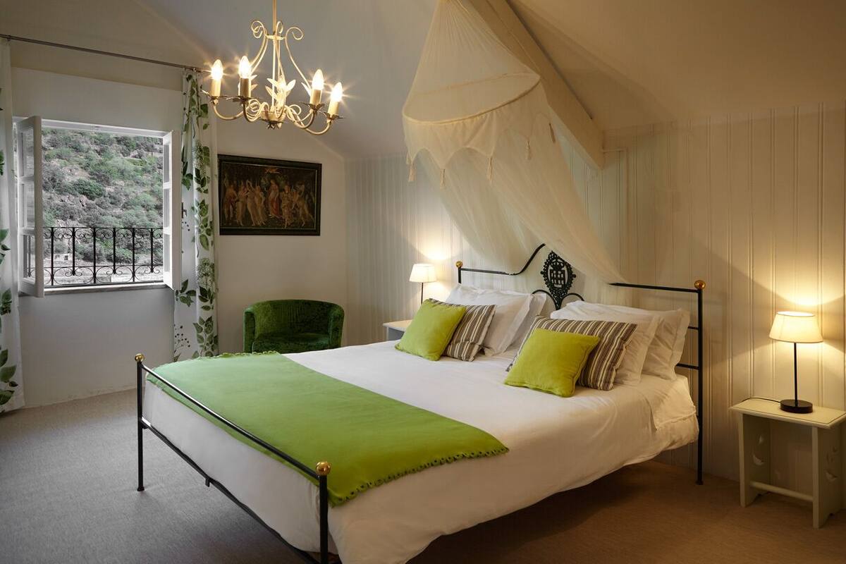 Traditional Suite | Minibar, blackout drapes, WiFi (free), bed sheets