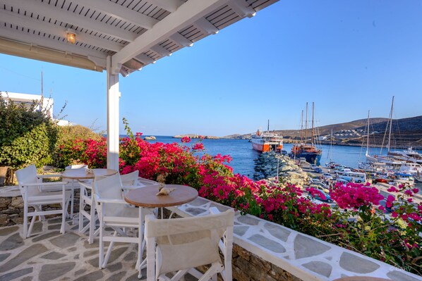 Terrace/patio - Vardia Bay Studios (Folegandros)