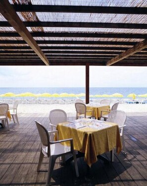 2 restaurants; breakfast, lunch, and dinner served