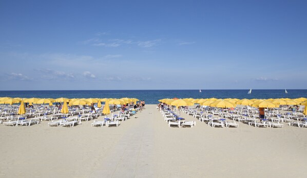 Private beach nearby, free beach shuttle, sun-loungers, beach umbrellas